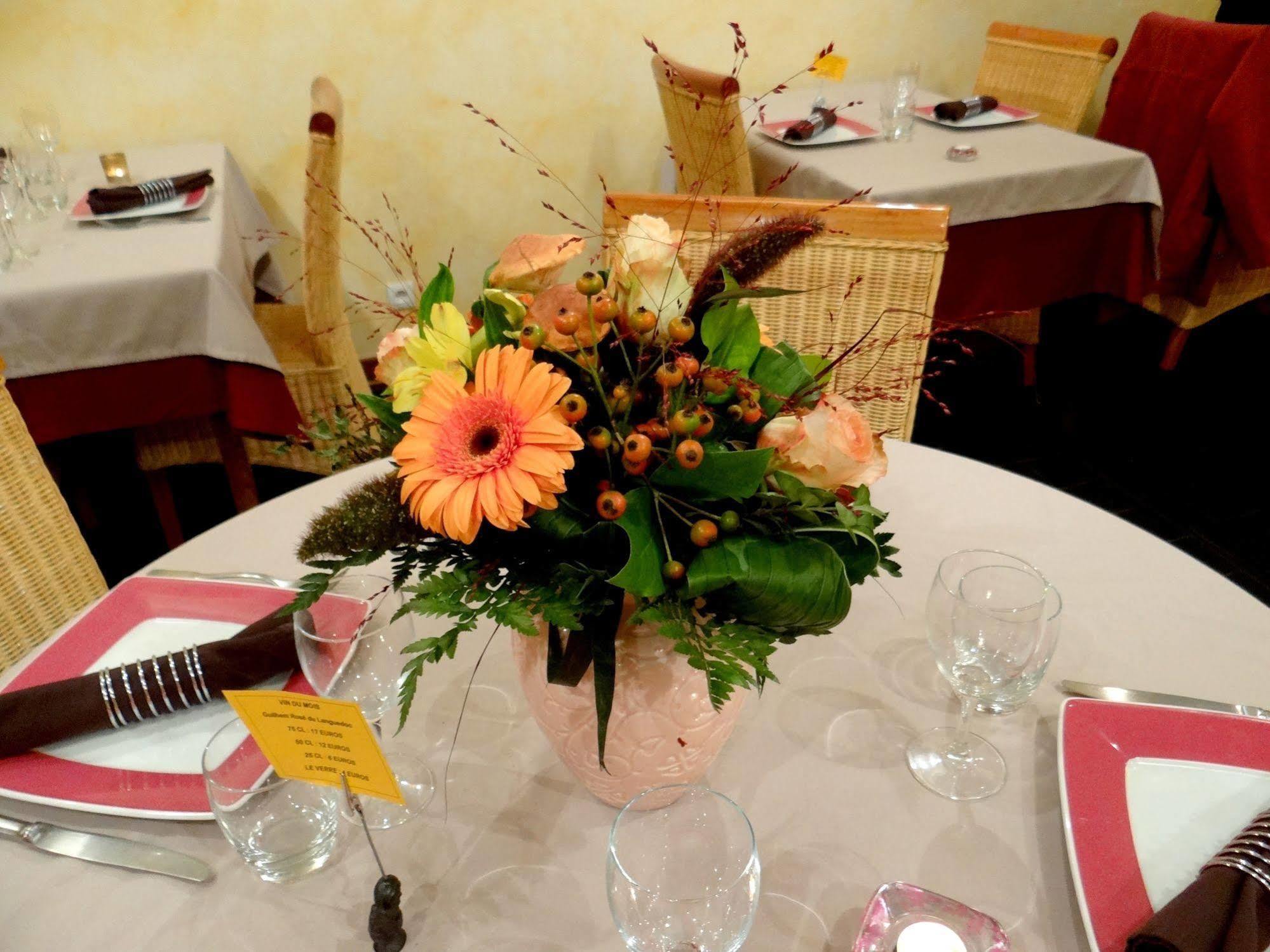 Logis-Hotel Restaurant Auberge Les Vallees Du Perche Vicheres Экстерьер фото